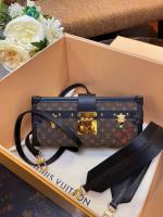 Louis Vuitton Shoulder Bag M95563
